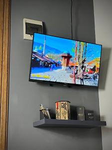 Televízia a/alebo spoločenská miestnosť v ubytovaní Apartment Code
