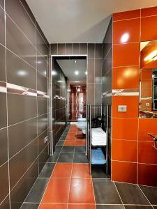 a bathroom with orange and gray tile walls at Maravillosas vistas y el mejor clima del mundo! in La Playa de Arguineguín