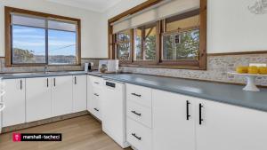 Kuchyň nebo kuchyňský kout v ubytování What A View Unit4 120 Lamont St Bermagui Holiday Unit