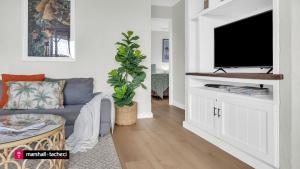 TV a/nebo společenská místnost v ubytování What A View Unit4 120 Lamont St Bermagui Holiday Unit