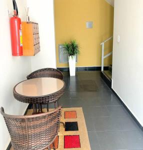 a room with a table and chairs and a plant at Apê Refúgio Urbano in Brasilia +7 photos