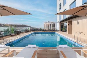 Bazén v ubytování Warwick Al Taif Hotel nebo v jeho okolí