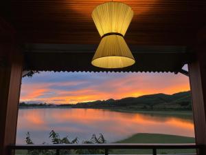 un lustre suspendu au plafond avec vue sur un lac dans l'établissement Nguyen Shack Retreat Resort, à Phong Nha
