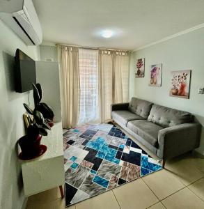 - un salon avec un canapé et du carrelage dans l'établissement Depto Maximo en condominio central 3D 1B Parking Excelente Conectividad,Atención Empresas-Facturas, à Chillán