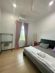 Katil atau katil-katil dalam bilik di Homestay Tok Ma 2 Gong Chempedak Marang +32 gambar