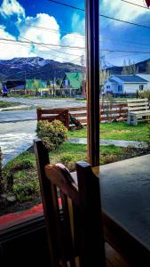 エル・チャルテンにあるConstantino Hostel by lo de Guilleの椅子付きの窓から庭の景色を望めます。