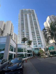 a large building with cars parked in front of it at SJC Funcional e Aconchegante in São José dos Campos