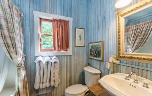 Ένα μπάνιο στο Ada's Peach Street Hideaway - Whole House +25 φωτογραφίες