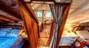 - une chambre avec 2 lits et une fenêtre dans l'établissement Grant Island Waterfront Cottage Brantingham Lk - HotTub, Pontoon Boat, Pets, à Glenfield