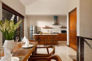 Kuchyň nebo kuchyňský kout v ubytování Kampi Villas Nusa Dua by Nakula + 16 fotografií