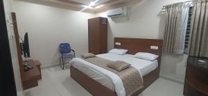 Kuber Residency客房内的一张或多张床位