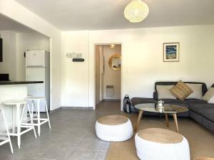 un salon avec un canapé et une table dans l'établissement Appartement moderne 4 pièces à Cavalière, proche plage - FR-1-251-826, au Lavandou 9 autres photos