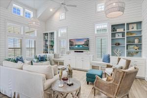 Una sala de estar con un sofá y un televisor. en Isle Be Back 238 LAK, en Mustang Beach