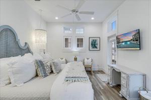 Un dormitorio blanco con una cama grande y un escritorio. en Isle Be Back 238 LAK, en Mustang Beach 66 fotos más