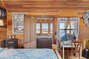 Ένα ή περισσότερα κρεβάτια σε δωμάτιο στο Moon View