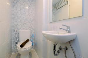 un bagno bianco con lavandino e WC di Simply Look and Cozy Studio Tokyo Riverside PIK 2 Apartment By Travelio a Rawalembang Altre 12 foto