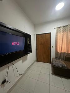 TV a/nebo společenská místnost v ubytování Departamento Amoblado en Barrio Los Laureles
