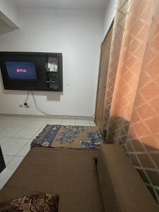 TV a/nebo společenská místnost v ubytování Departamento Amoblado en Barrio Los Laureles