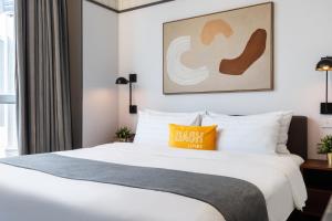 Postel nebo postele na pokoji v ubytování Dash Living on Queen's + 37 fotografií
