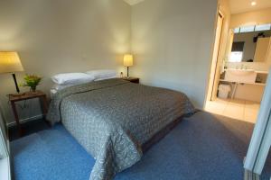 Un pat sau paturi într-o cameră la NRMA Myall Shores Holiday Park