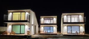 un edificio con mesas y ventanas por la noche en Muan Viento Sol Beach Pension, en T'opmŏ-ri 22 fotos más