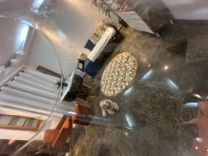 an overhead view of a living room with a ceiling at Suite casal com frigobar in Belo Horizonte