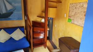 Habitación pequeña con litera y escalera en Apartamento Centro Histórico, en Cartagena de Indias