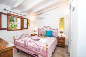Postel nebo postele na pokoji v ubytování Villa Maestrale 100M from beach - Happy Rentals + 37 fotografií