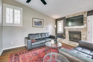 Fotografie z fotogalerie ubytování Bryan Home with Yard and Deck about 4 Mi to Aggieland v destinaci Bryan