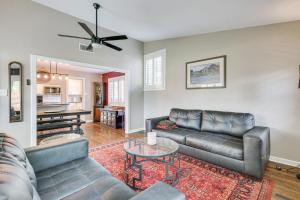 Fotografie z fotogalerie ubytování Bryan Home with Yard and Deck about 4 Mi to Aggieland v destinaci Bryan