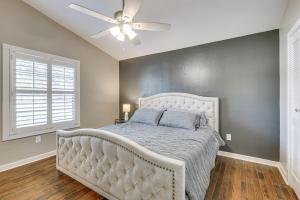 Una cama o camas en una habitación de Bryan Home with Yard and Deck about 4 Mi to Aggieland