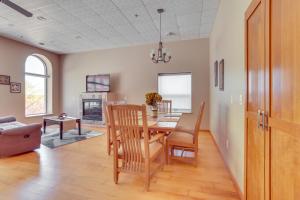 Posezení v ubytování Downtown McGregor Condo with Restaurant On-Site!