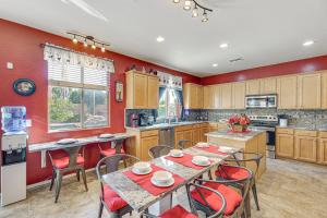 Fotografie z fotogalerie ubytování San Tan Valley with Hot Tub and Oasis-Like Backyard! v destinaci Magma