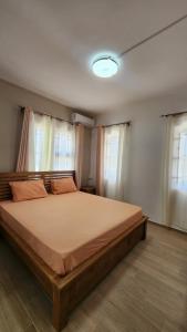 En eller flere senge i et værelse på Paradise Coastline Lodge