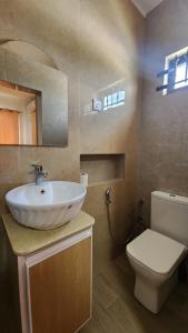 Et badeværelse på Paradise Coastline Lodge + 13 billeder