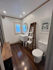 ein Badezimmer mit Toilette und Waschbecken in der Unterkunft Base Camp Cottage in Taupo + 7 Fotos