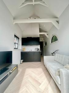 TV a/nebo společenská místnost v ubytování Beemster Uniek Tiny House