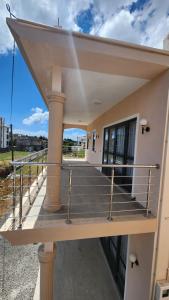 En balkon eller terrasse på Paradise Coastline Lodge