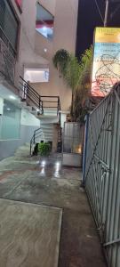 un pasillo vacío con escaleras en un edificio en Casa IRKEN, en San Pablo Apetatitlán