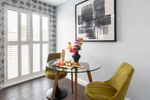 Ruang duduk di Elliot Oliver - Charming One Bedroom Apartment With Parking in The Docks