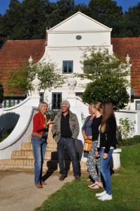 a group of people standing in front of a white building at Atelierhaus Tannenweg in Worpswede