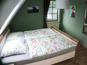 a bed in a room with green walls at Ferienwohnung Worpsweder Schlösschen in Worpswede +12 photos
