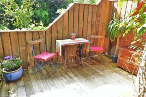 a table and two chairs on a wooden deck at Ferienwohnung Worpswede am Berg in Worpswede