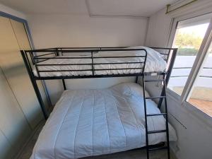 A bed or beds in a room at Le Bosquet, superbe rez de jardin, parking, clim,650m plage Grau d'agde