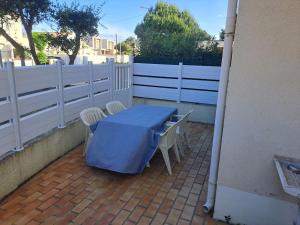 A balcony or terrace at Le Bosquet, superbe rez de jardin, parking, clim,650m plage Grau d'agde