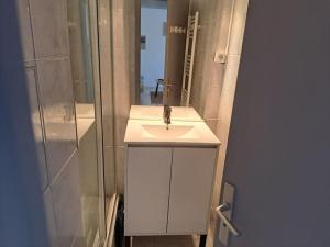 A bathroom at Le Bosquet, superbe rez de jardin, parking, clim,650m plage Grau d'agde Még 16 kép