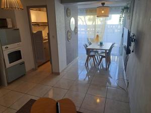 A kitchen or kitchenette at Le Bosquet, superbe rez de jardin, parking, clim,650m plage Grau d'agde