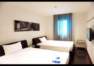 Кровать или кровати в номере S33 Compact Sukhumvit Hotel