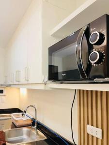 une cuisine avec un évier et un micro-ondes dans l'établissement 18 Warm Studio Oasis, à Cari Mayor