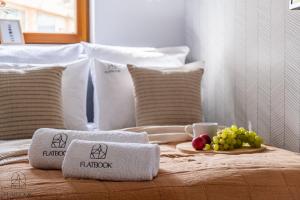 a bed with towels and fruit on top of it at Krynica Morska - Nautikka Park z Siłownią i Salą Zabaw in Krynica Morska